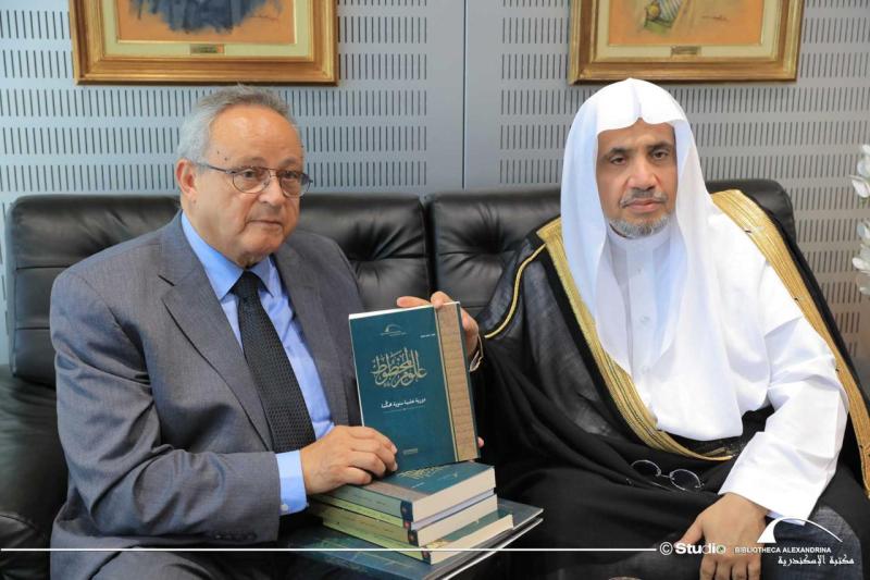 رئيس رابطة الجامعات الإسلامية في جولة تفقدية بمكتبة الإسكندرية