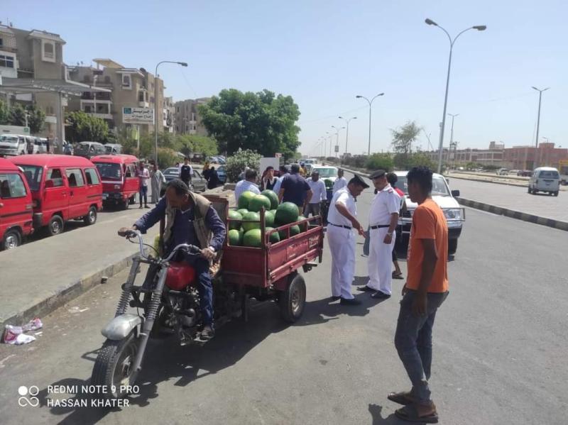 حملات مكبرة متواصلة لضبط المخالفات ومحاربة بؤر العشوائية بمدينة العبور