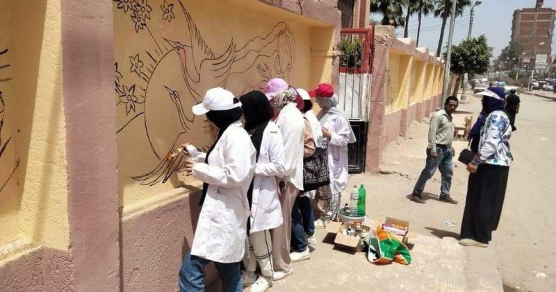 طلاب «نوعية كفر الشيخ» يجملون أسوار المدارس والمصالح الحكومية بالحامول