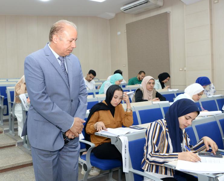 رئيس جامعة المنصورة يتفقد امتحانات نهاية العام 2023-2024 بكليتي الحقوق والتجارة