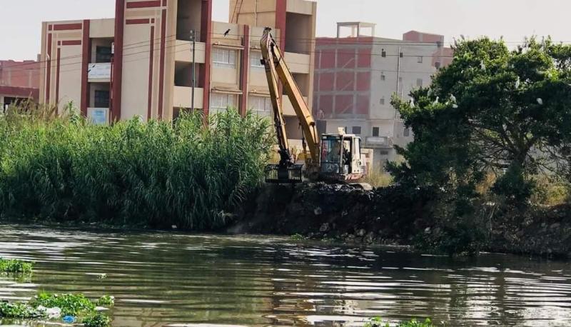 محافظ كفر الشيخ يتابع أعمال تكريك وتطهير الترع والمجارى المائية