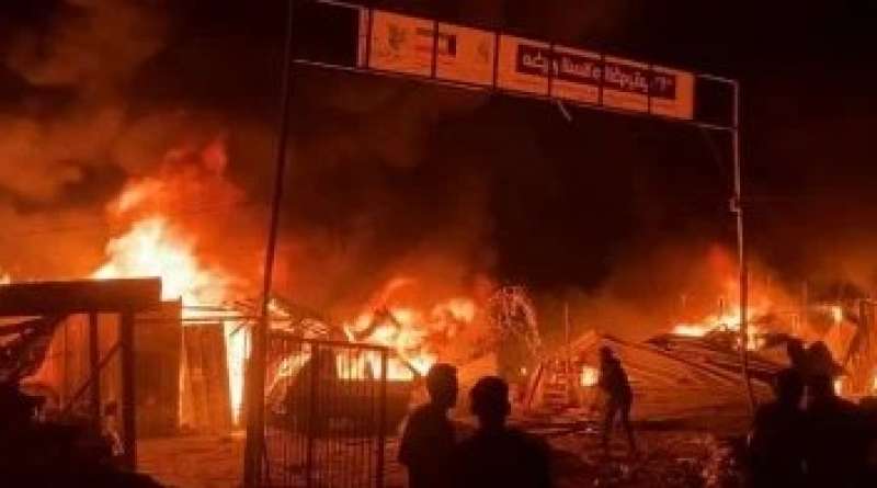 الطيران الإسرائيلي يحرق خيام النازحين برفح الفلسطينية
