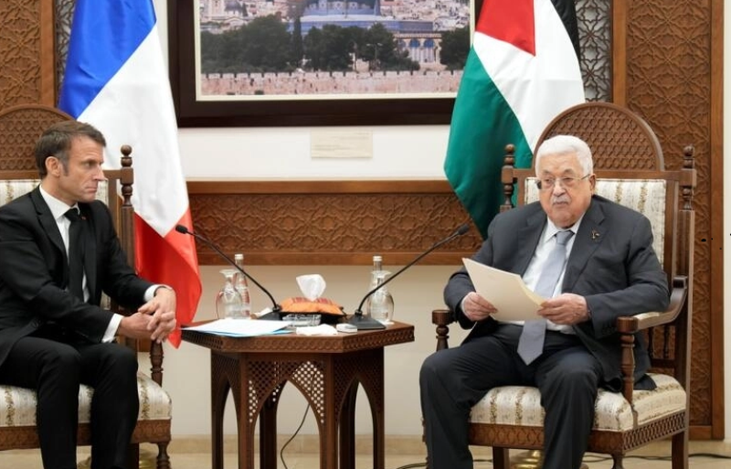الرئيس الفلسطيني عباس والفرنسي ماكرون 