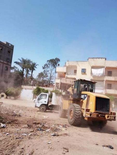 محافظ الشرقية يستجيب لشكاوى أهالي منطقة عزبة التل يأمر بشن حملة مكبرة لرفع تراكمات القمامة