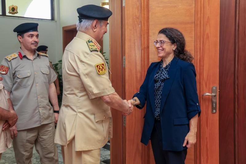 المشير اركان حرب خليفة حفتر القائد العام للجيش الليبي مع رئيسة البعثة الاممية