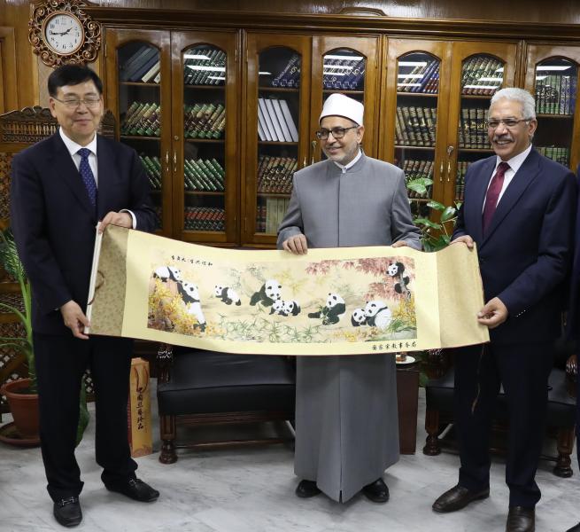 رئيس جامعة الأزهر يلتقي وزير الشئون الدينية الصيني سبل التعاون العلمي