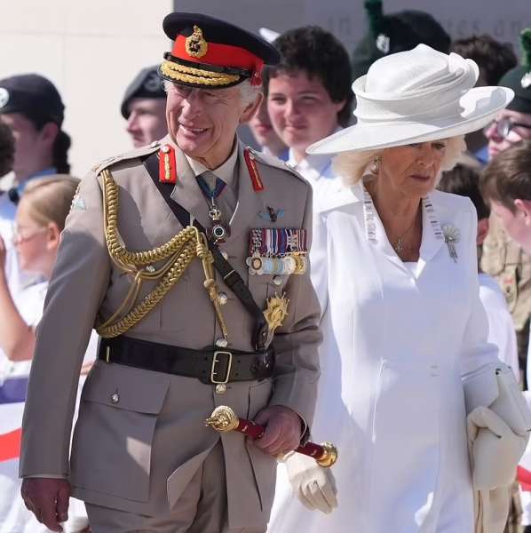 الملك البريطاني تشارلز الثالث يرتدي الزي العسكري خلال إحياء الذكري 80 للحرب العالمية الثانية