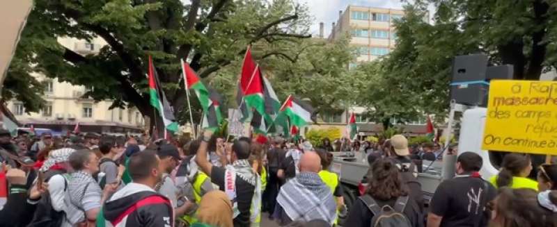 متظاهرون سويسريون يدعون لقطع العلاقات وإرسال السلاح لإسرائيل عقب مجزرة النُصيرات