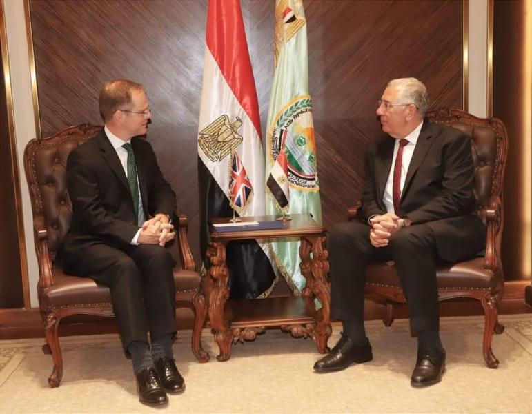 وزير الزراعة يلتقى سفير بريطانيا في القاهرة ويبحث معه التعاون بين البلدين في مجال دعم منظومة الأمن الغذائي المستدام