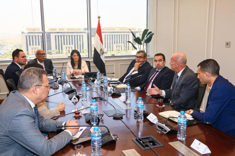 « التعاون الدولي » تعقد مائدة مستديرة مع نائب رئيس بنك التنمية الجديد ومراكز الفكر والأبحاث الاقتصادية في مصر