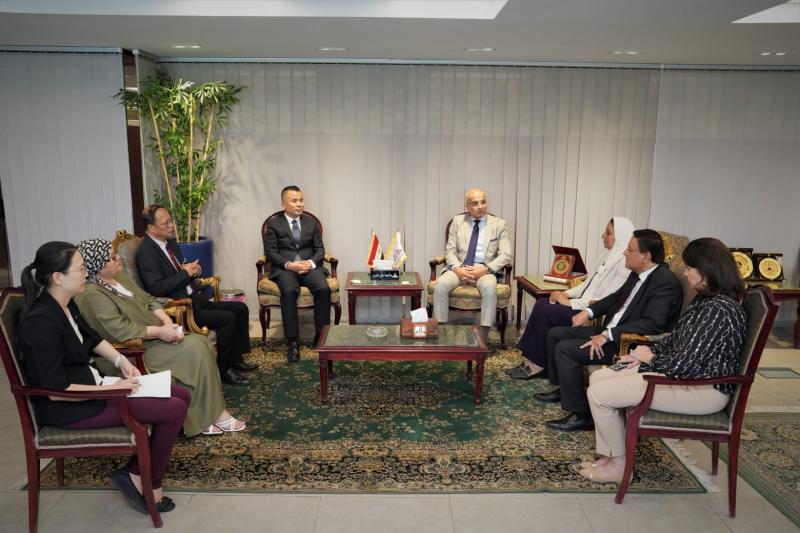رئيس جامعة عين شمس يستقبل وفد رفيع المستوى من جامعة الشعب الصينية