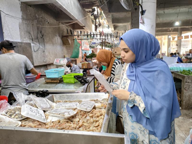 انتعاش سوق السمك بالإسماعيلية قبل أيام من عيد الأضحى