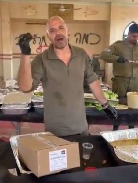 جندي الإحتلال الإسرائيلي يدنس مسجد في رفح الفلسطينية 