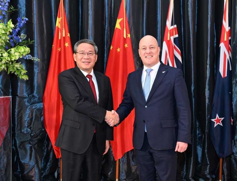 الصين ونيوزيلندا توقعان اتفاقا بتوسيع نطاق التجارة وتعميق تبادلات الأفراد