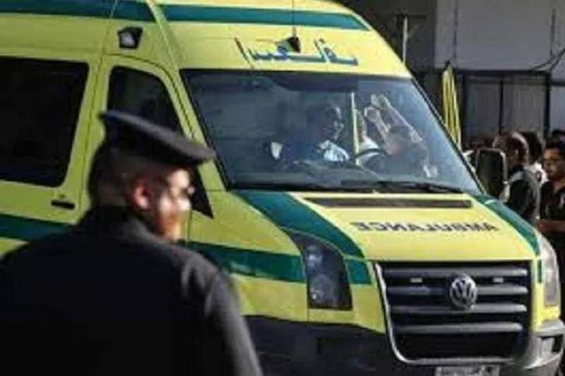 إصابة سائق وتباع بحادث إنقلاب سيارة نقل بمقطورة بالصحراوي الشرقي بسوهاج