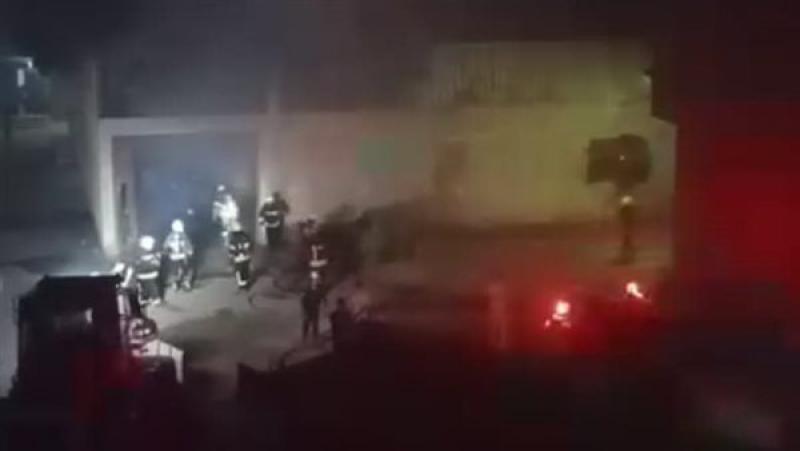 السيطرة على حريق هائل داخل مخزن كرتون بمنطقة فيصل في الجيزة