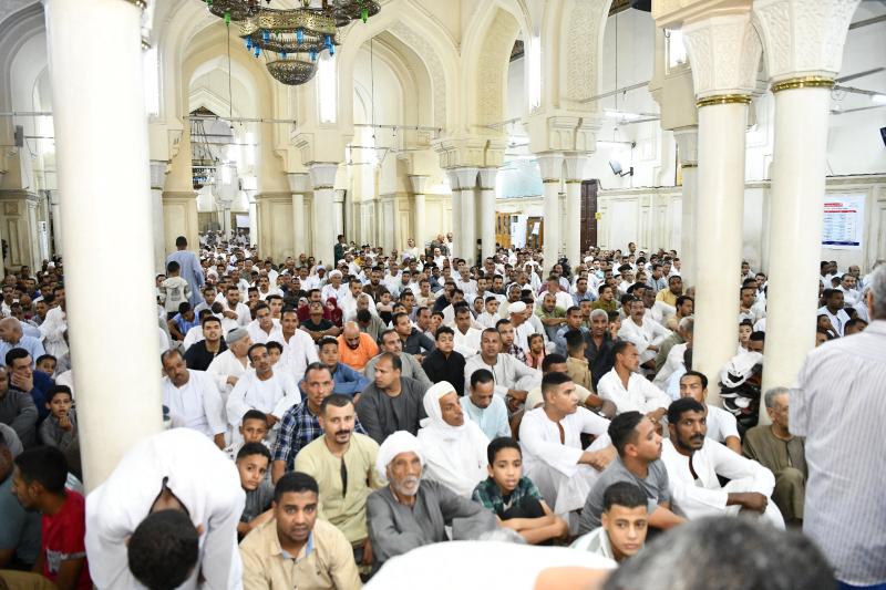 في أجواء من الفرحة: محافظ قنا يؤدى صلاة عيد الأضحى المبارك بمسجد سيدى عبد الرحيم القنائى