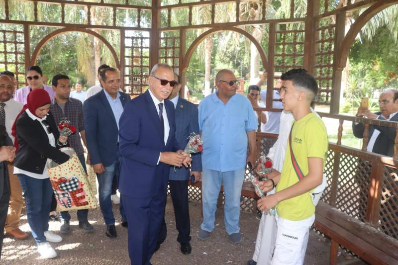 ”الهجان” يتفقد حدائق القناطر الخيرية لتقديم التهنئة للمواطنين بمناسبة عيد الأضحي المبارك