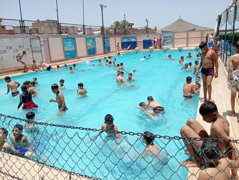 حمامات السباحة بالشباب والرياضة بالدقهلية تكتظ بالرواد