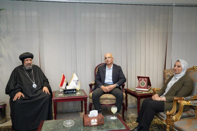 رئيس جامعة عين شمس يستقبل نيافة الأنبا إرميا الأسقف العام 
