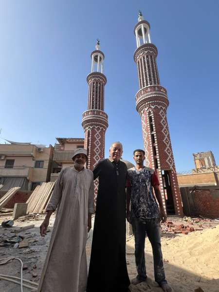 شرشر مع العاملين في تجديد المسجد 