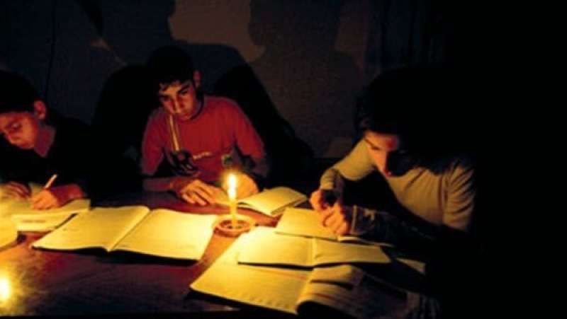 الثانوية في مصر.. بين قطع الكهرباء وصعوبة الامتحانات