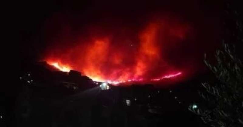 حرائق الغابات تحاصر الجزر اليونانية والحكومة تصفها بالخطيرة
