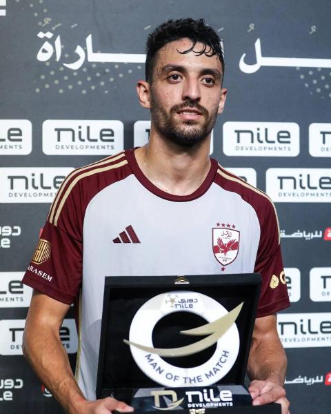 طاهر محمد طاهر يحصد جائزة أفضل لاعب في مباراة الأهلي والطلائع