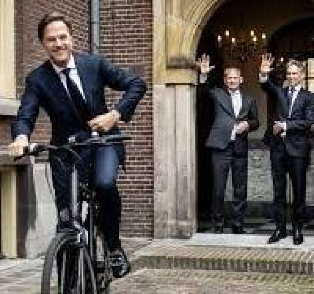 رئيس وزراء هولندا يترك منصبه لرئيس المخابرات ويغادر مقر الحكومة بدراجة هوائية