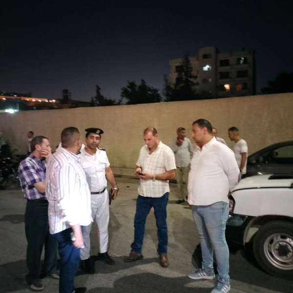 رئيس حي الهرم خلال الحملة برفقة رجال الحي