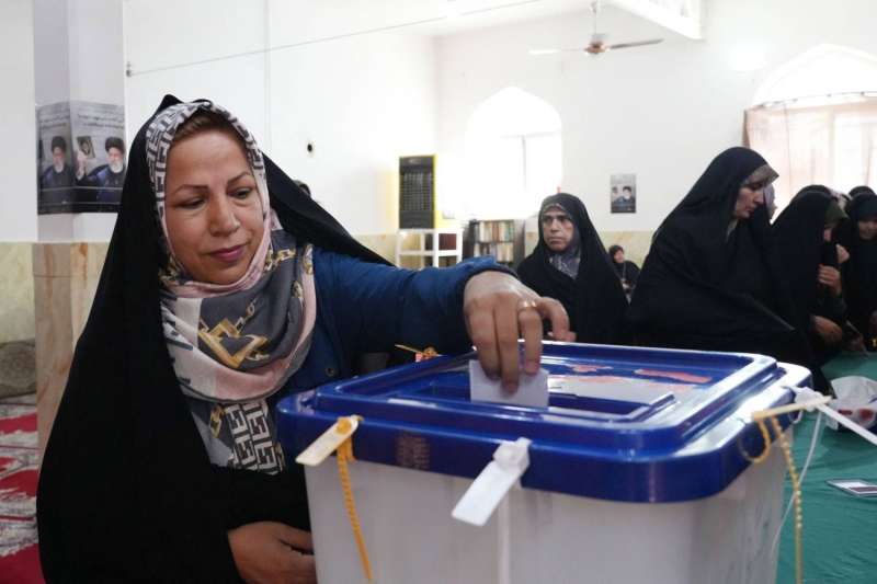 الناخبون الإيرانيون يصوتون لحسم السباق الرئاسي بين جليلي وبزكشيان