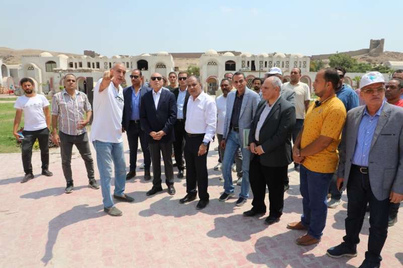 محافظ القاهرة يزور أعمال التطوير والإنشاءات فى قرية الفواخير بمصر القديمة