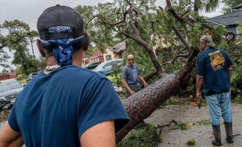 إعصار يضرب ولاية تكساس الأمريكية ويقتل إثنين ويقطع الكهرباء عن2مليون مواطن أمريكي