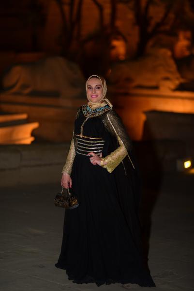 الوجه الرسمي «فوربس».. «إسراء» تعرض أول فستان مصمم بالذكاء الاصطناعي في معبد الكرنك