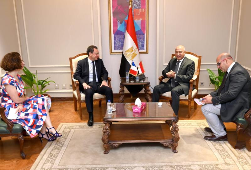وزير الصناعة يبحث مع الجانب الفرنسي  سبل توطين صناعات السيارات والوحدات المتحركة بالسكك الحديدية والهيدروجين الأخضر والطاقة المتجددة في مصر