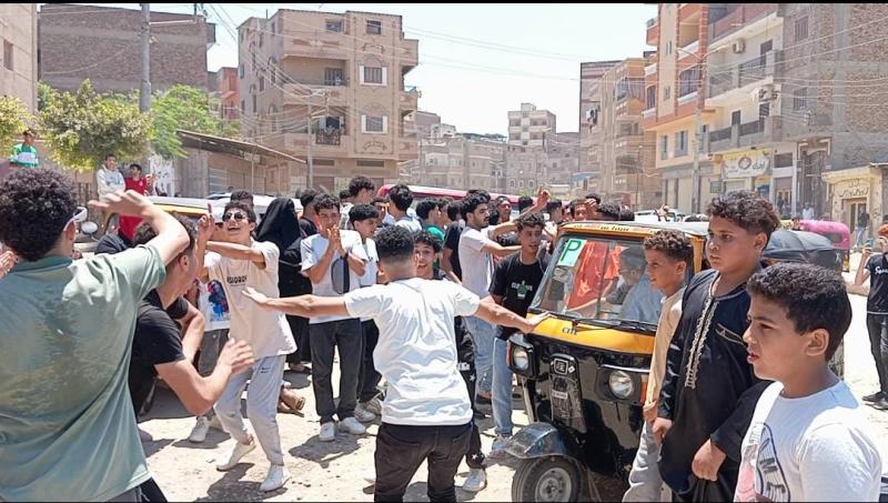 بالرقص والغناء.. فرحة بين طلاب الثانوية العامة في كفر الشيخ بختام الامتحانات