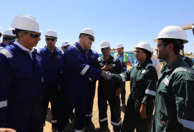 المهندس كريم بدوى وزير البترول والثروة المعدنية يتفقد أعمال حفار بترولى بحقول خالدة بالصحراء الغربية