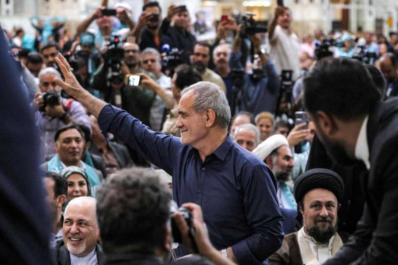 بزشكيان: رغم المؤامرات لعدم مشاركته في الانتخابات الشعب الإيراني اليقط اختار رئيسه بديمقراطية