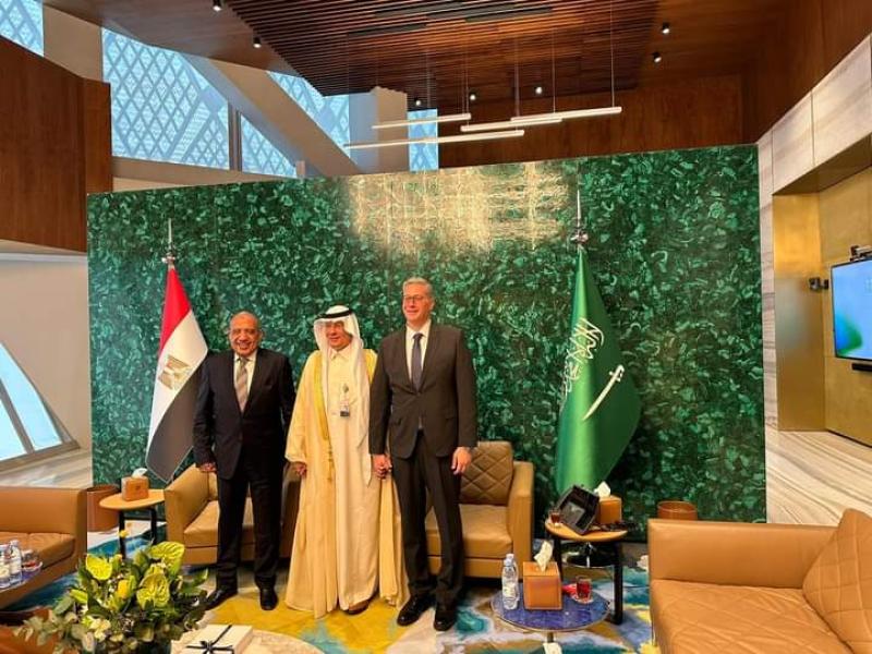 وزير البترول يعقد اجتماعاً مشتركاً مع وزير الكهرباء وزير الطاقة السعودية في مقر وزارة الطاقة بالرياض