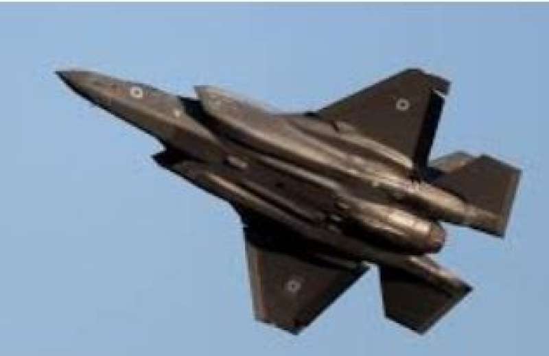 القوات الجوية الأمريكية والبريطانية تشن 4 غارات علي رأس عيسي باليمن