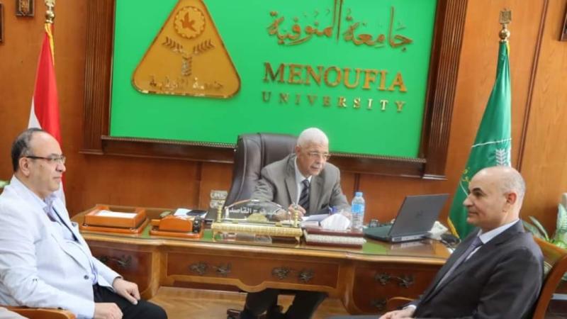 رئيس جامعة المنوفية يعقد اجتماعه الشهري بعمداء الكليات