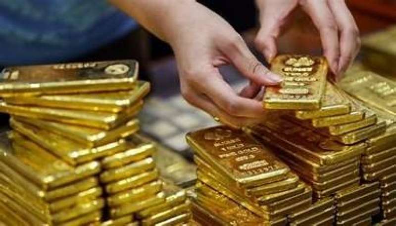 «آي صاغة»: ارتفاع أسعار الذهب محليًا وتراجعها عالميًا في منتصف تعاملات اليوم