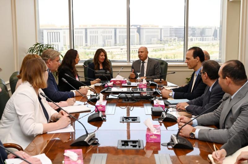 وزير الصناعة يبحث مع السفيرة الأمريكية بالقاهرة فرص تعزيز التعاون بين البلدين في مجالات الطاقة الجديدة