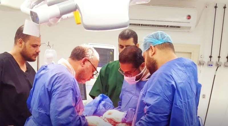 اخترقت آلة حادة بطنه.. فريق طبي بكفر الشيخ ينقذ شابًا من الموت