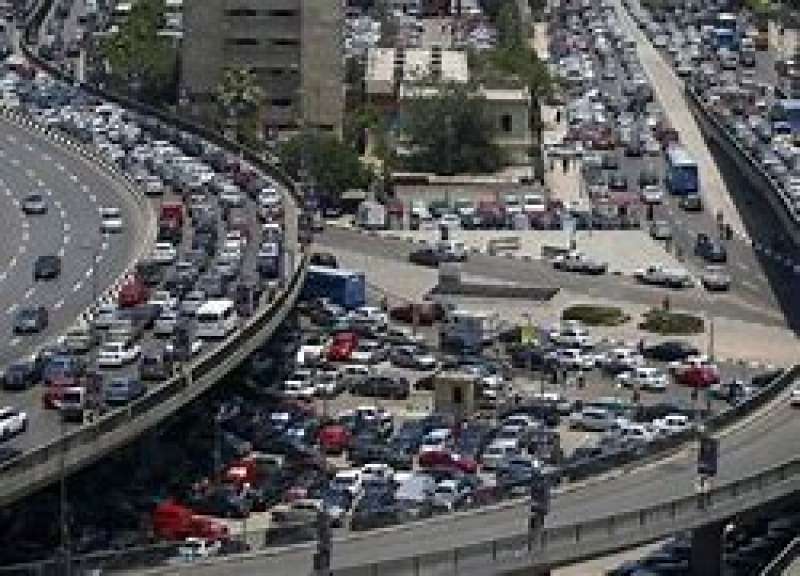 تزايد كثافة حركة المرور بشكل كبير على محاور القاهرة والجيزة