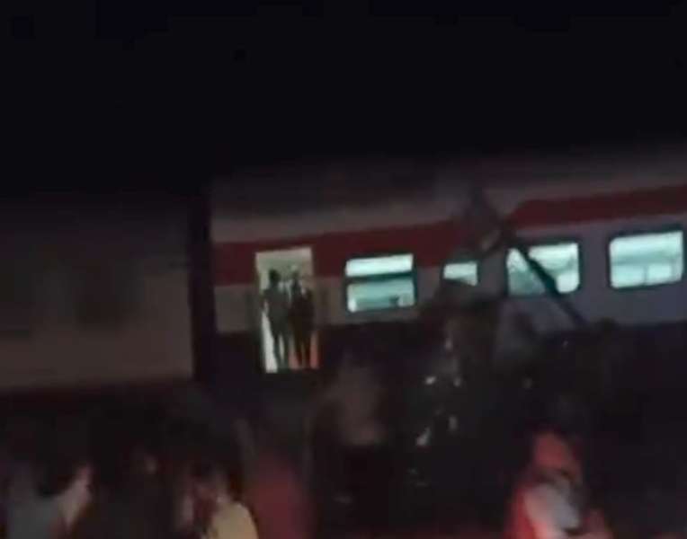 توقف وقف حركة القطارات اتجاه القاهرة الإسكندرية بعد سقوط جرار قطار من أعلى القضبان