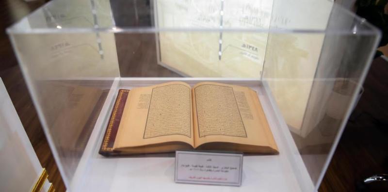 بعضها مطبوع في مطابع القاهرة.. نوادر كتب المسجد النبوي الشريف في معرض المدينة المنورة للكتاب