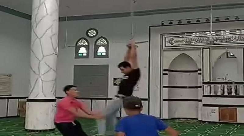اللهو داخل منزل