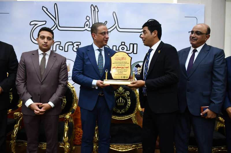 محافظ الفيوم يشهد الاحتفال بــ ”عيد الفلاح ” ويكرم عدداً من المزارعين المتميزين