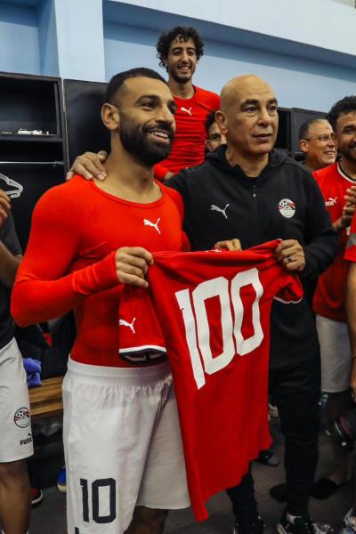 منتخب مصر يحتفل بوصول صلاح للمباراة رقم 100